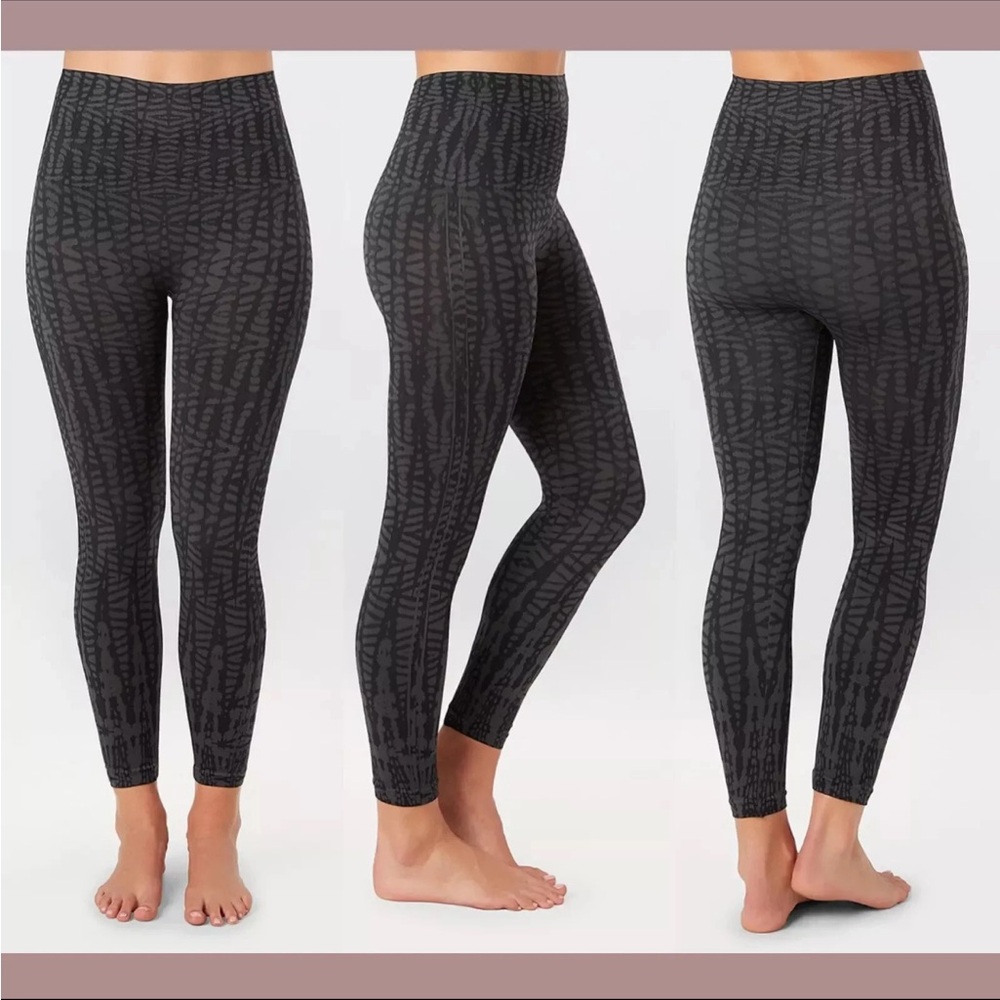 Spanx Size Large Look At Me Now Cropped Leggings in Black Geo
